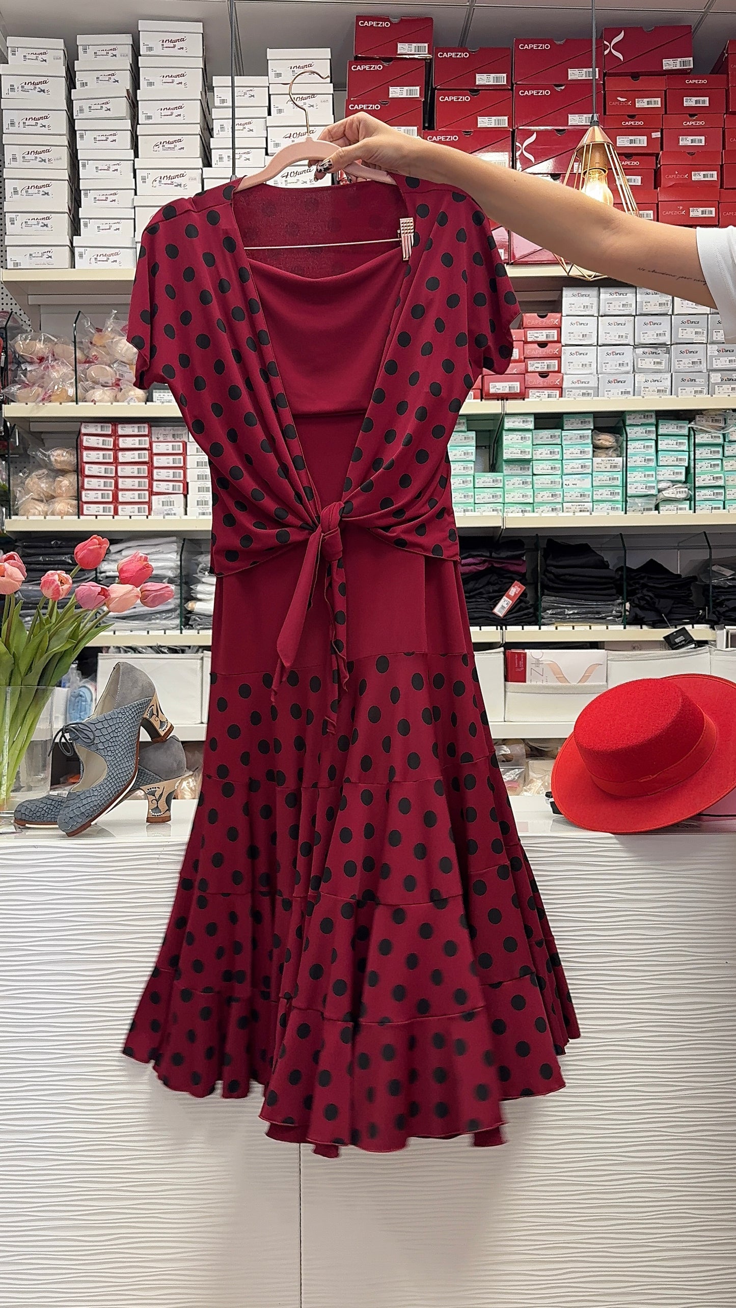 Conjunto flamenca rojo con topos negros