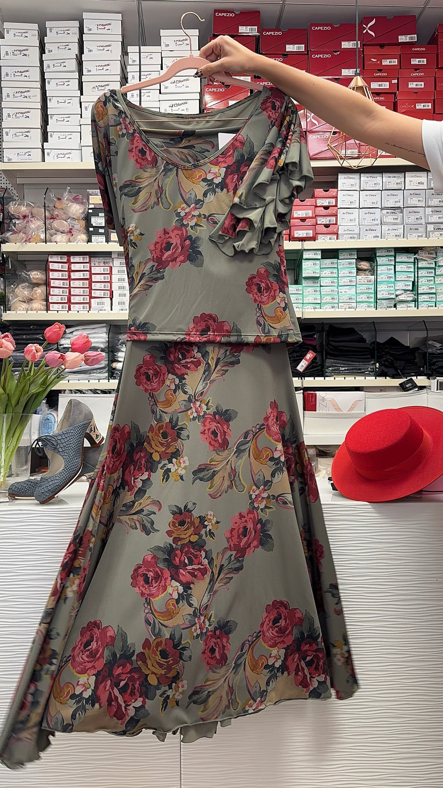 Conjunto flamenca verde caqui con estampado flores